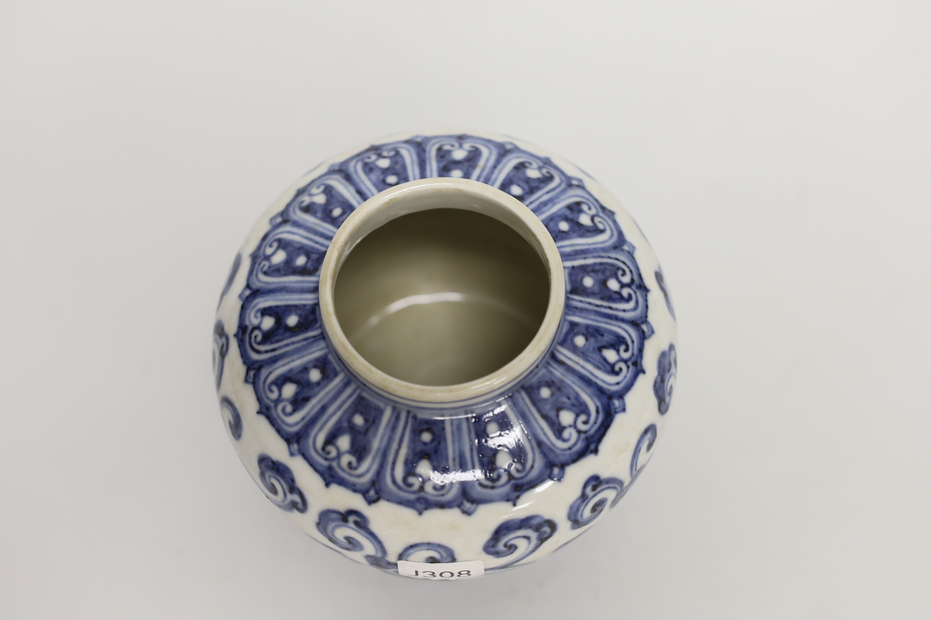 A Chinese blue and white jar and cover, 15cm